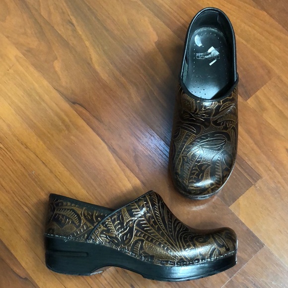 Dansko Tooled Leather Wooden Heel Clog Size 37 Antique Brown Floral - Picture 2 of 10